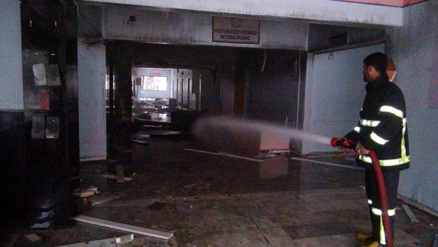 Teröristler devlet hastanesini yaktı galerisi resim 6