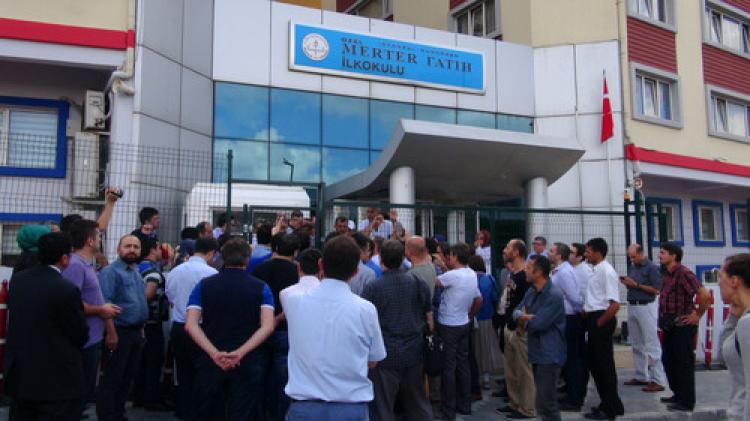 Fatih Koleji'ne polis eşliğinde yıkıma geldiler