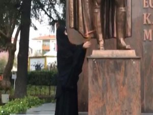 Atatürk Anıtı'na baltalı saldırı!