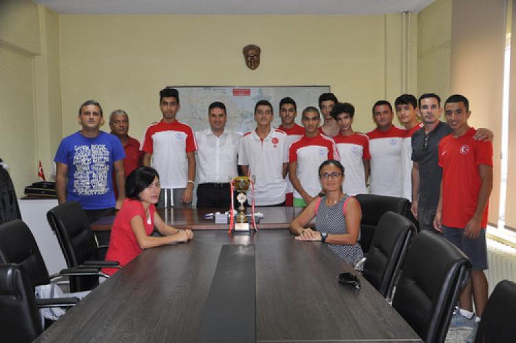 İl Spor Müdürü Ataşbak, Türkiye 3.sü olan Gençlik Spor Kulübü’nü kutladı