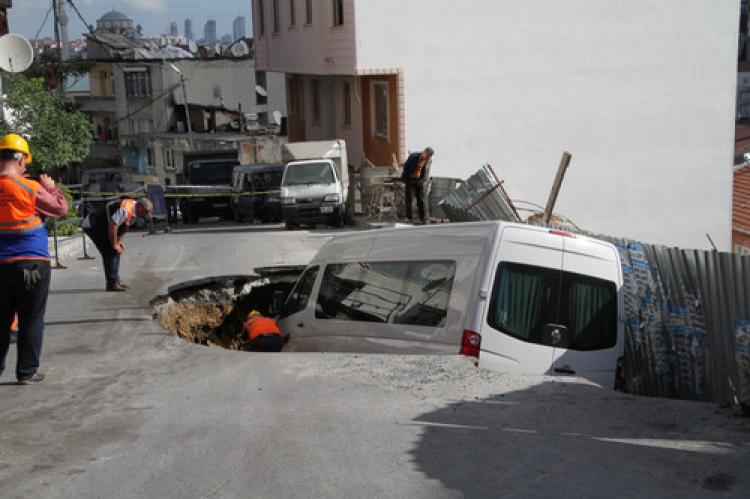 Çöken yola minibüs düştü