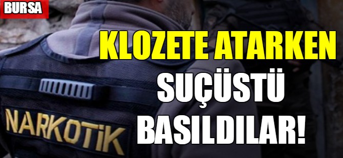 Klozete atarken suçüstü basıldılar!