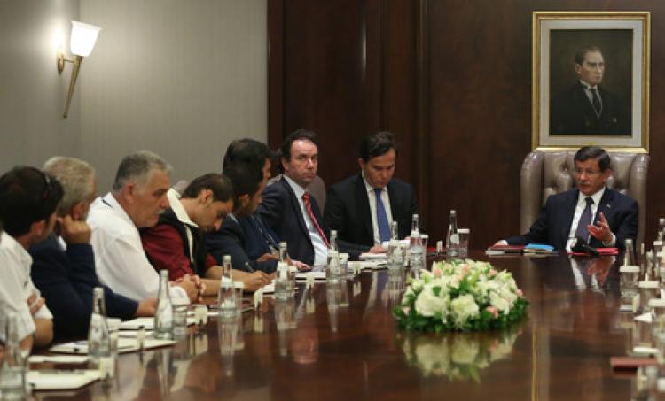 Davutoğlu, temsilcilerle görüştü
