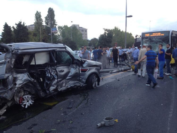 Lüks cip, metrobüs yoluna girdi: 6 yaralı