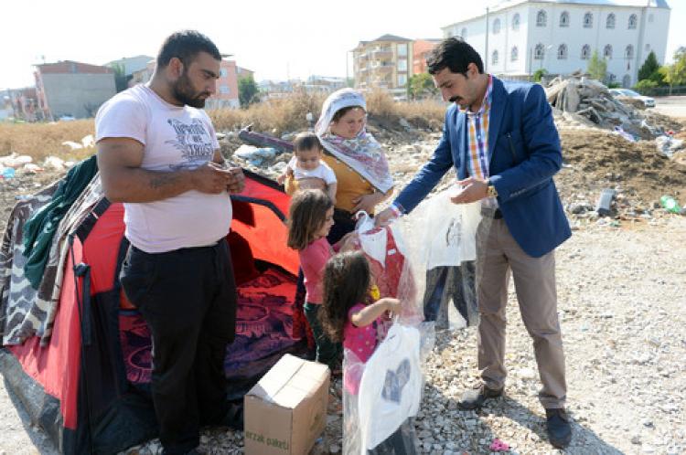 Belediye çadırda kalan aileye giysi verdi, yalan haber servis etti