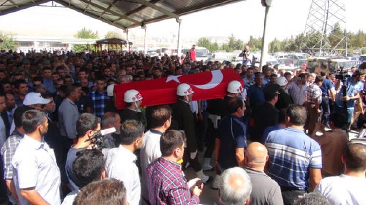 İntihar ettiği öne sürülen asker toprağa verildi