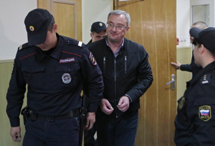 Kol saati ile yakalanan vali tutuklandı
