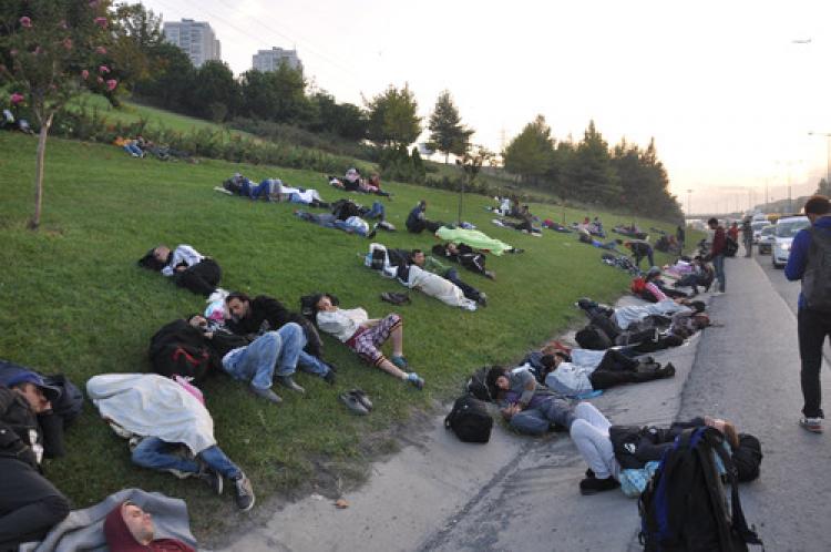 Suriyelilerin TEM'deki ilerleyişi sürüyor