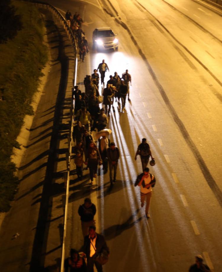 Avrupa'ya gitmek isteyen Suriyeliler TEM'de Edirne'ye doğru yürüyüşe geçti