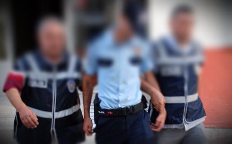 Polis kıyafetiyle adliyeye geldi,son anda...