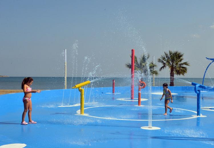 Urla'nın Kum Denizi sahili modern plaj olarak düzenlendi