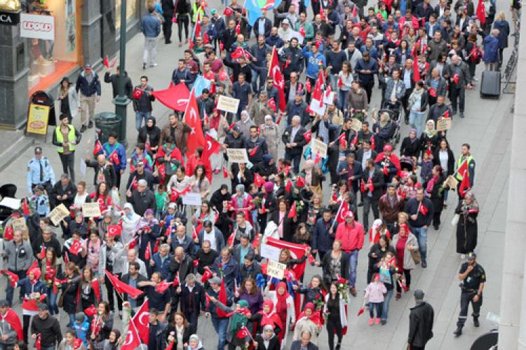 Oslo'daki Türkler teröre karşı yürüdü