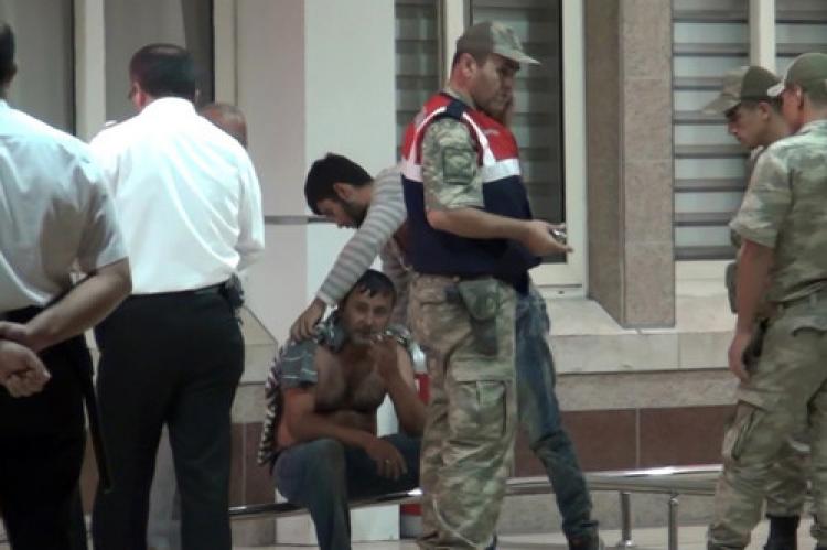 Yangına geç geldikleri iddiasıyla sağlık ve itfaiye personelini darp ettiler