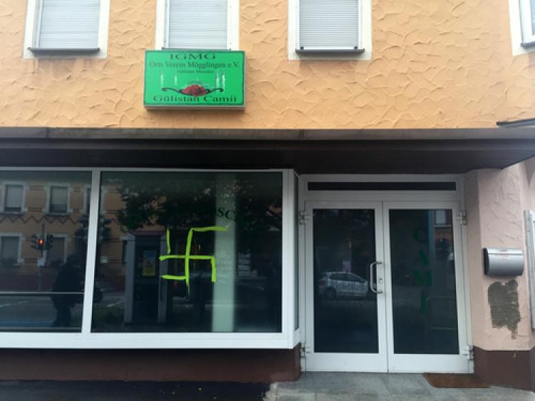 Almanya'da camiye yapılan çirkin saldırı protesto edildi