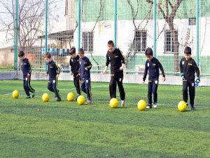 Futbola Bursa'da kadın eli değdi