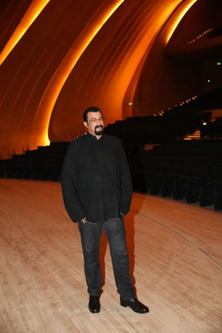 Ünlü sinema oyuncusu Steven Seagal Azerbaycan'da