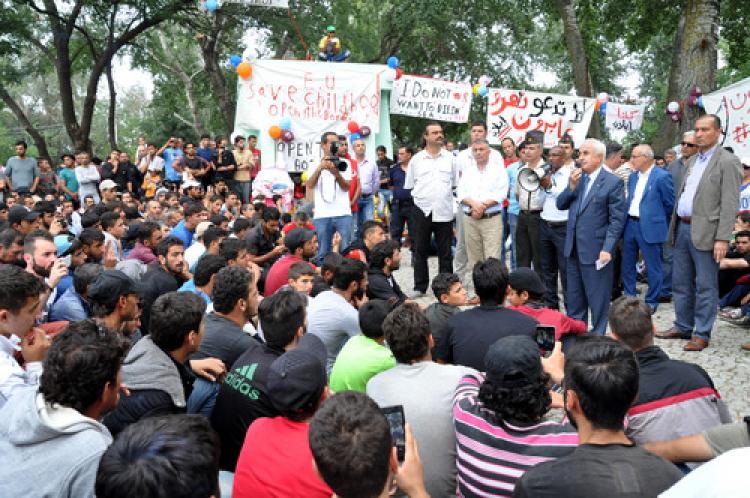 Suriyeliler Vali’yi protesto etti