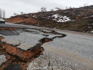 Bursa'da yol çöktü!