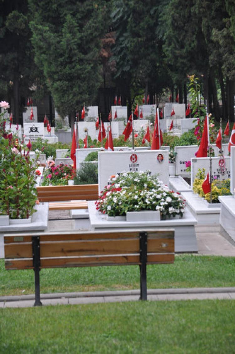 Şehitlik ziyaretinde duygulu anlar