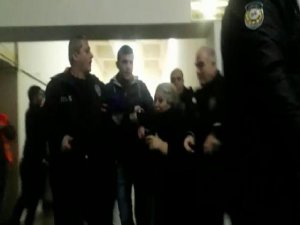 Polis memurlarını darp ettiler!