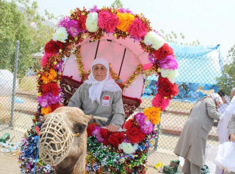 Arafat'ta deve ile hatıra fotoğrafı çektiriyorlar