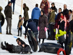 Kar festivali kazalarla başladı