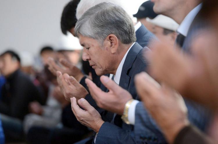 Atambayev, kendi köyünde kıldı