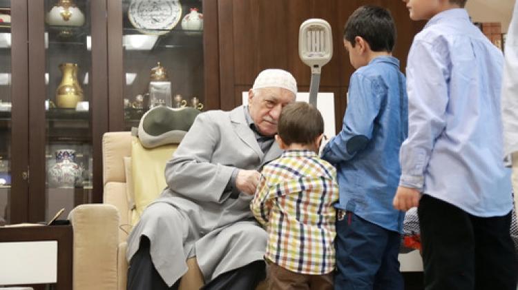 Fethullah Gülen Hocaefendi'yi sevenleri bayramda yalnız bırakmadı