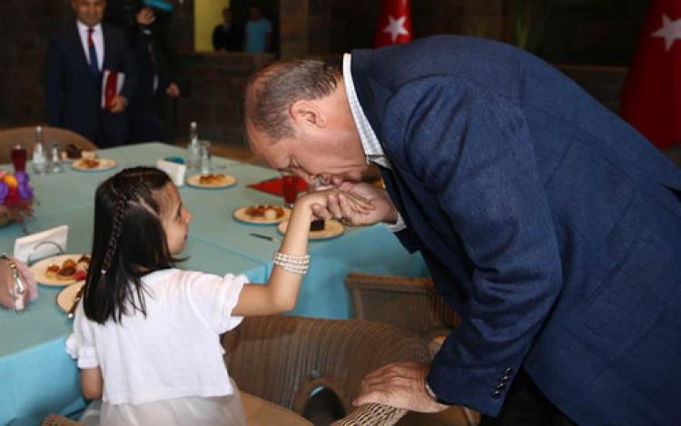 Cumhurbaşkanı Erdoğan şehit çocuklarıyla bayramlaştı