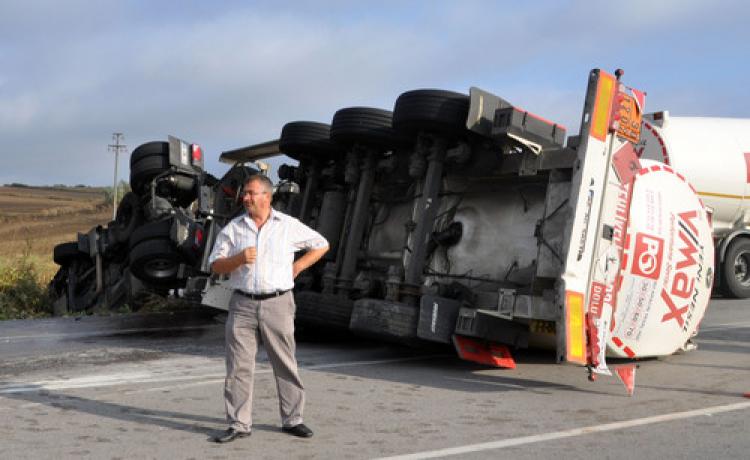 Tanker devrildi, yakıt tarlaya aktı