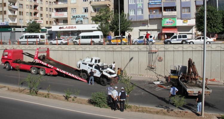 Zırhlı araç alt geçit yoluna düştü