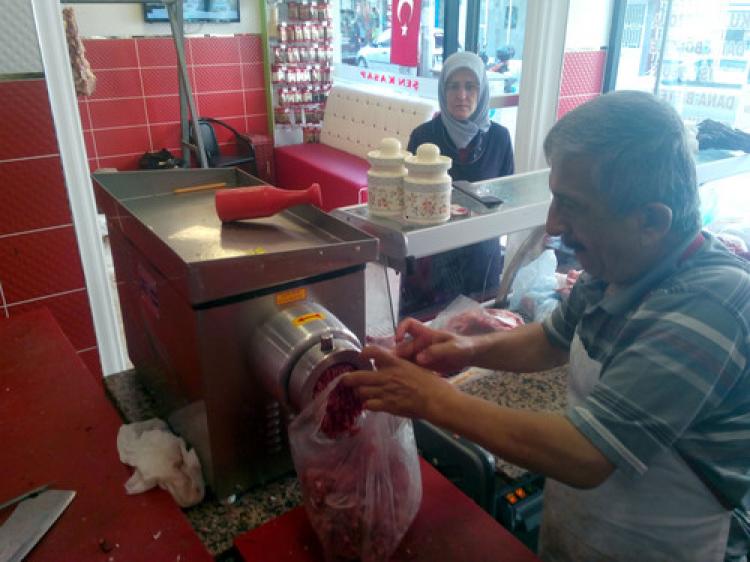 Kasaplar gece yarılarına kadar kıyma çekiyor