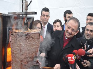 Başkan adayı döner dağıttı