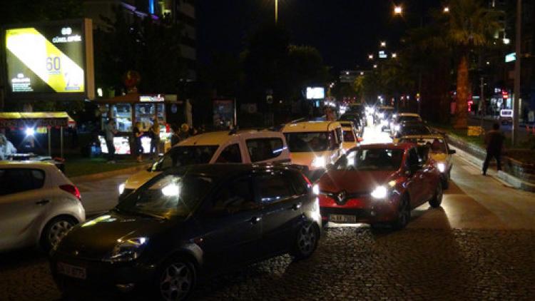 Çanakkale Boğazı'ndaki feribot kuyruğu şehir içi trafiği de etkiledi