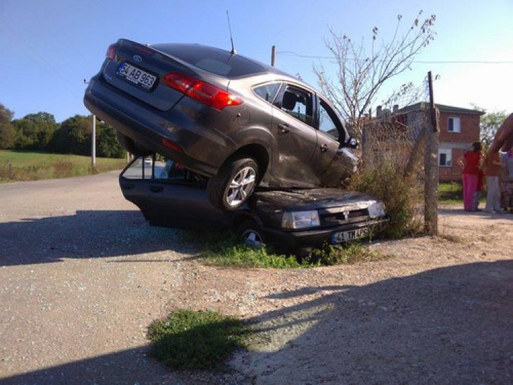 Otomobil, çarpıştığı otomobilin üzerine çıktı: 1 yaralı