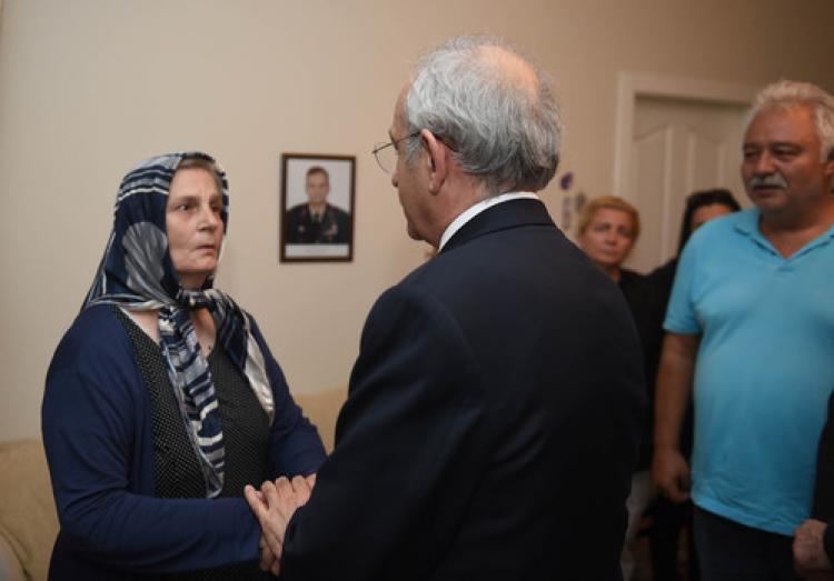Kılıçdaroğlu'ndan  şehit binbaşının evine taziye ziyareti