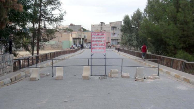Nusaybin'de havaya uçurulan köprü trafiğe kapatıldı