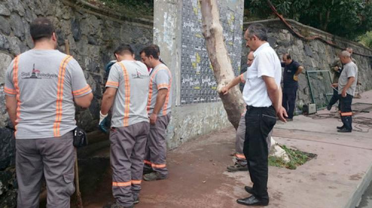 Tuvalet olarak kullanılan üst geçit demir parmaklıkla çevrildi