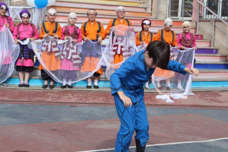 Gülbaharlı öğrenciler yeni eğitim yılına neşeli başladı