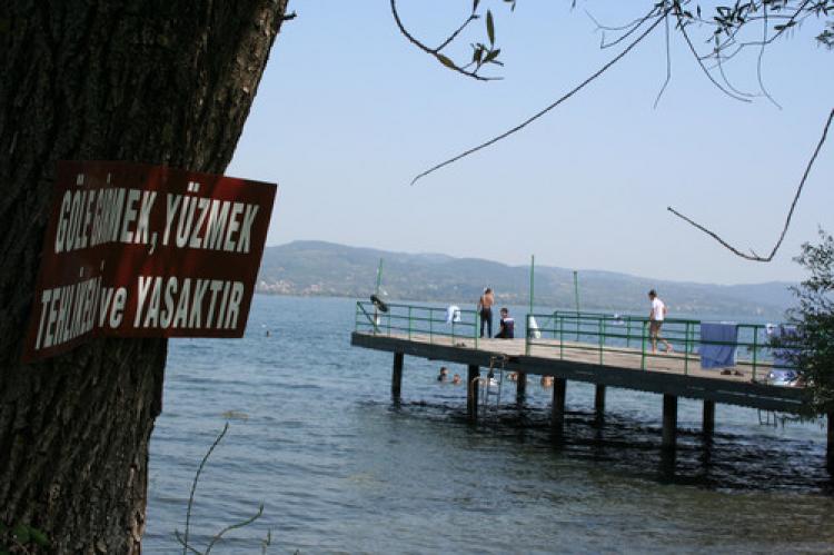 Sapanca gölünde iki farklı uyarı tabelası kafa karıştırıyor