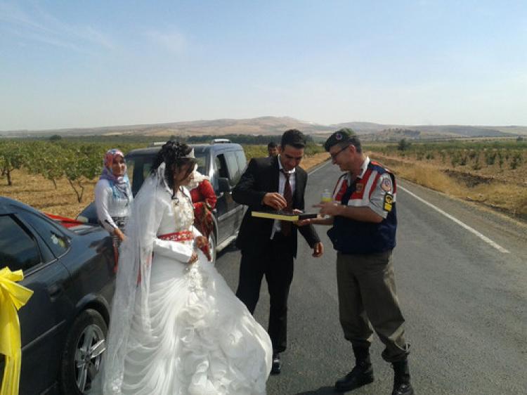 Jandarmadan evlenen çifte şeker ikramı