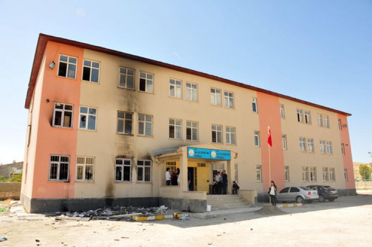 Yakılan okulda eğitime başlanamadı