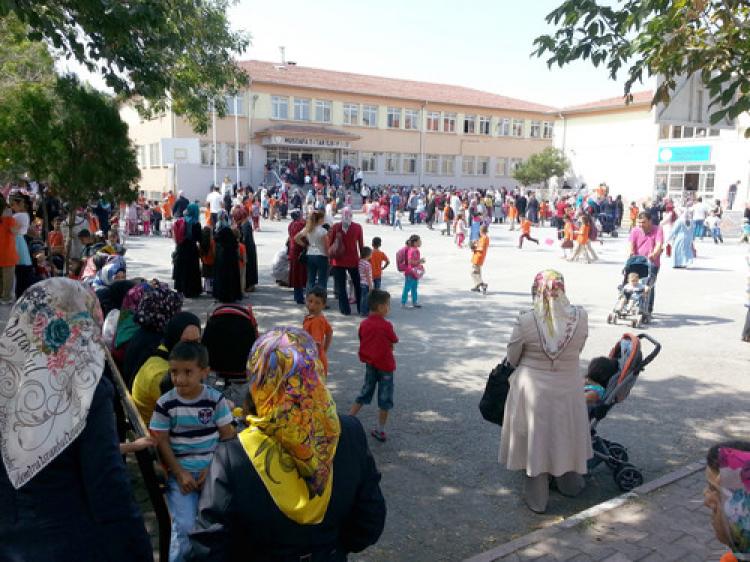 Okulla yeni tanışan minikler, ilk dersi anneleriyle birlikte işledi