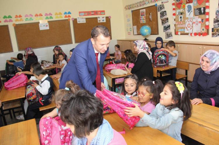 Sarıkaya Belediyesi'nden 500 öğrenciye kırtasiye yardımı