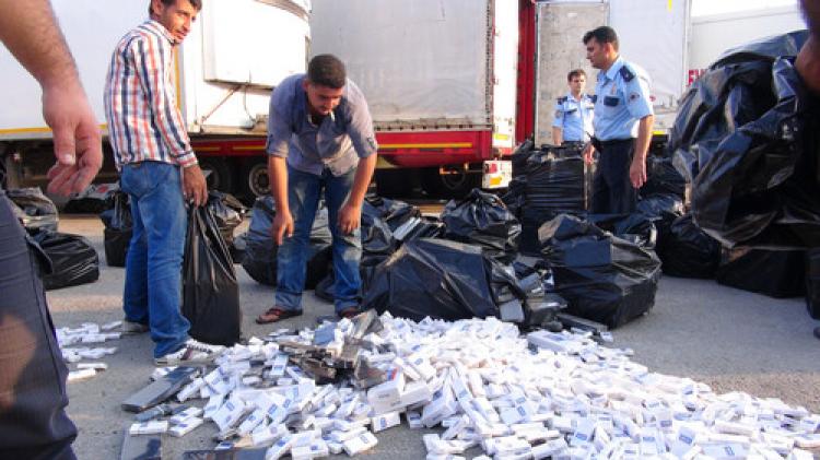 Hırsızlık ihbarına giden polis, 100 bin paket kaçak sigara