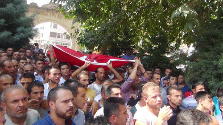 Köylerine hizmet yapılmadığını öne süren köylüler ilçede protesto yürüyüşü yaptı