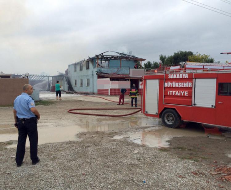 Müzikholde çıkan yangın maddi hasara neden oldu