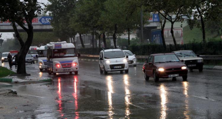 Sağanak yağmur hayatı olumsuz etkiliyor