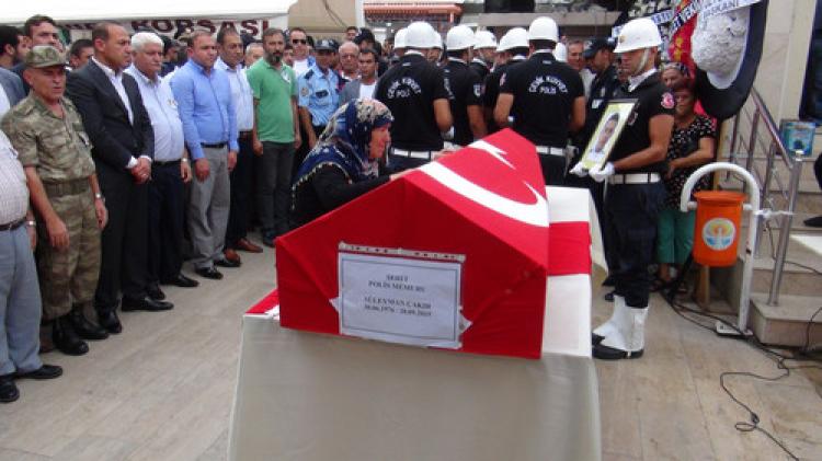 Eşi şehidin götürüldüğü cenaze aracının peşinden koştu