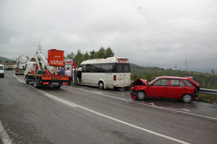 Yolcu minibüsü ile otomobil kafa kafaya çarpıştı: 9 yaralı